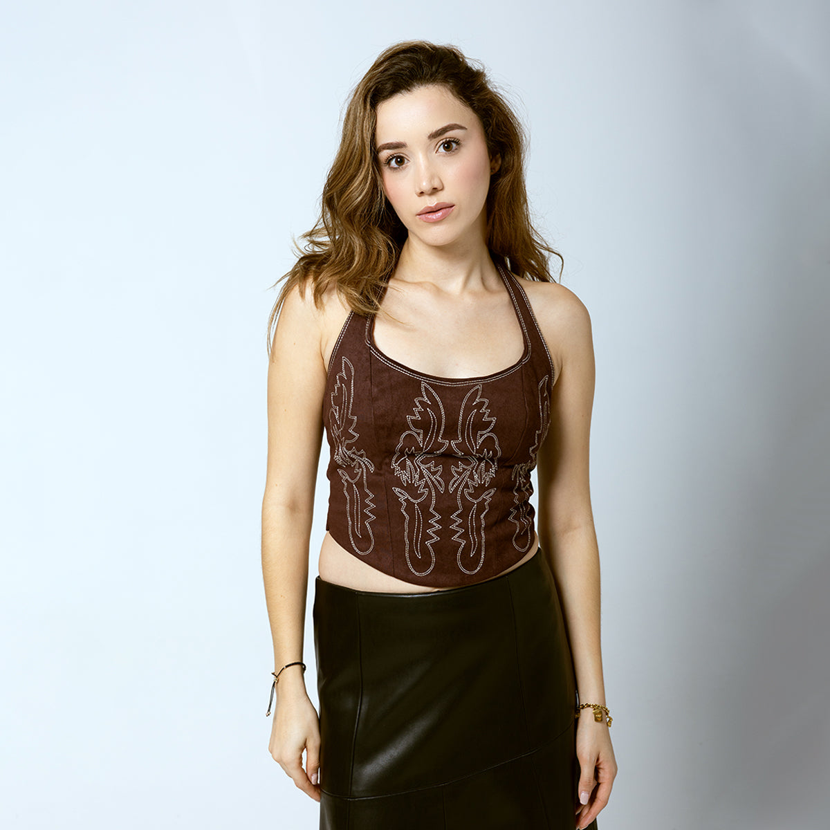 Top Regina café con bordado