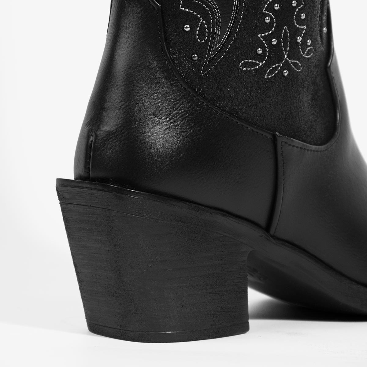 Black 7584
